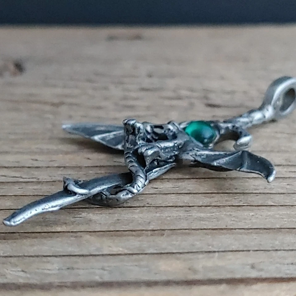 "Dije colgante de espada alas de dragón de peltre piedra cabujón de vidrio verde unisex 2,75""" Foto 4 de 4