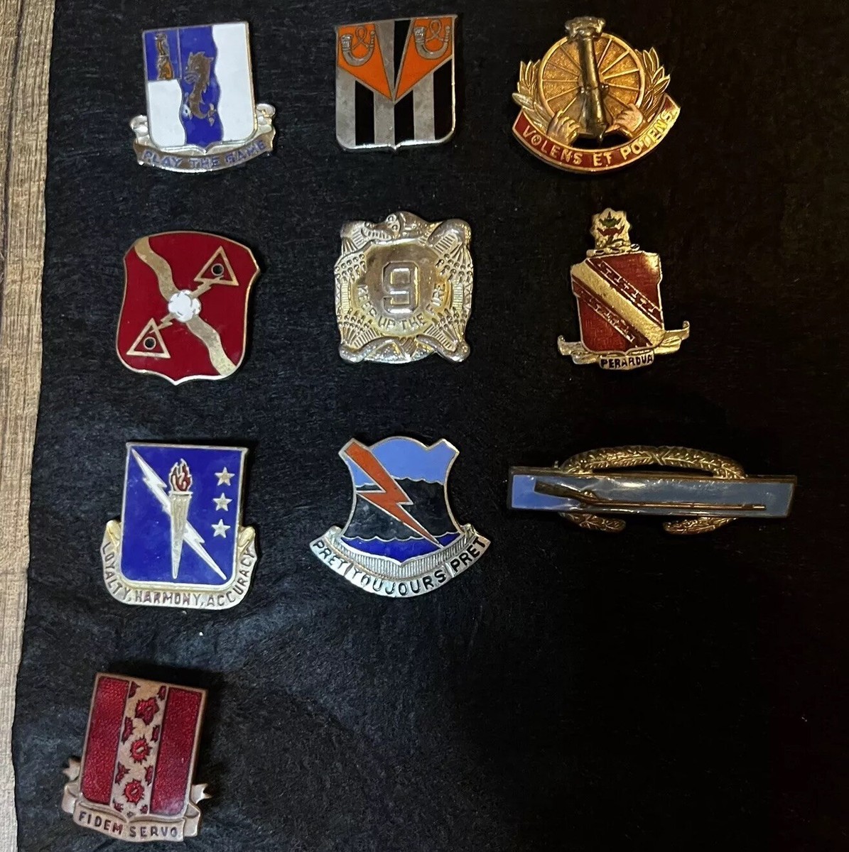 Armée de terre - Ancien pin's militaire à vis, à définir. Char