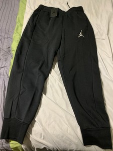 calça preta com punho