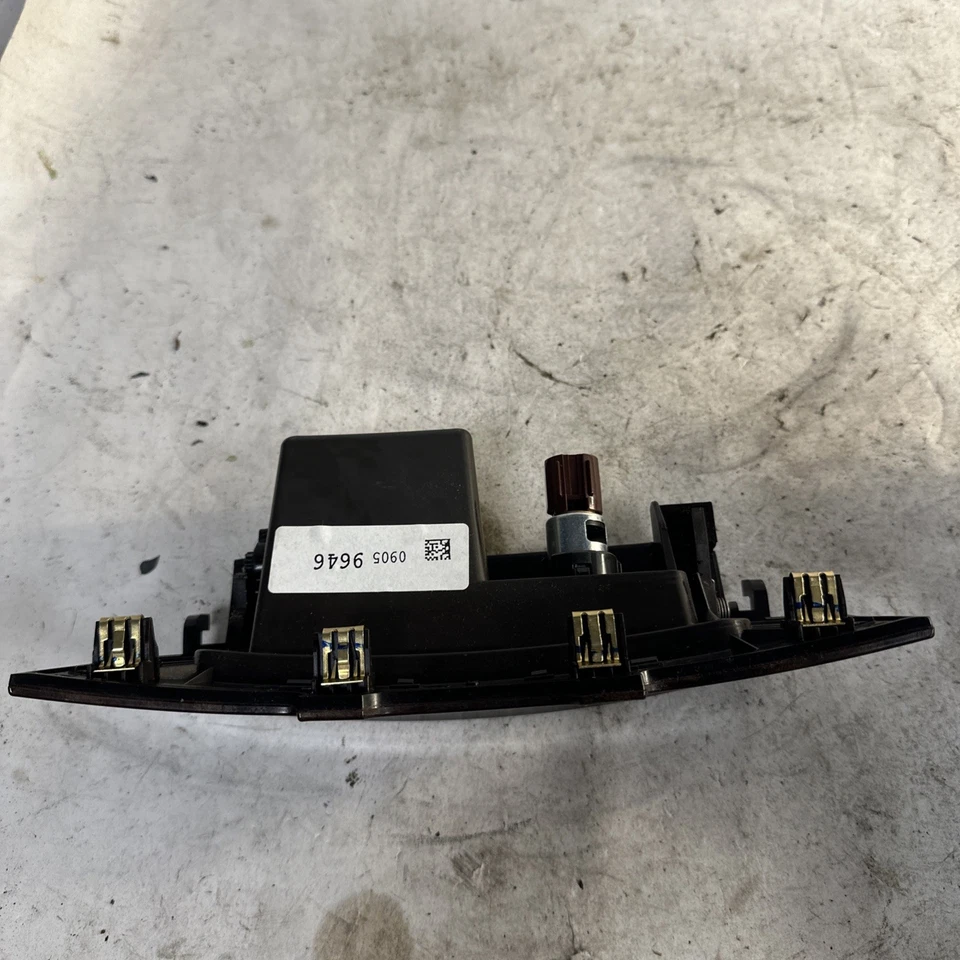 2014 2015 2016 Buick Lacrosse Storage Bin Charger Outlet E2 Foto 2 de 4