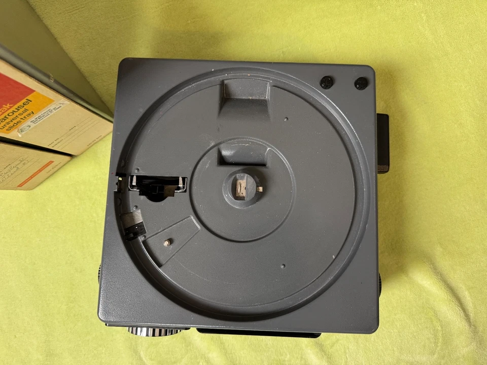 Kodak CAROUSEL S-AV2000 m. Retinar 70-120mm Dia Projektor, 3 Magazine, sehr gut - Bild 3 von 4