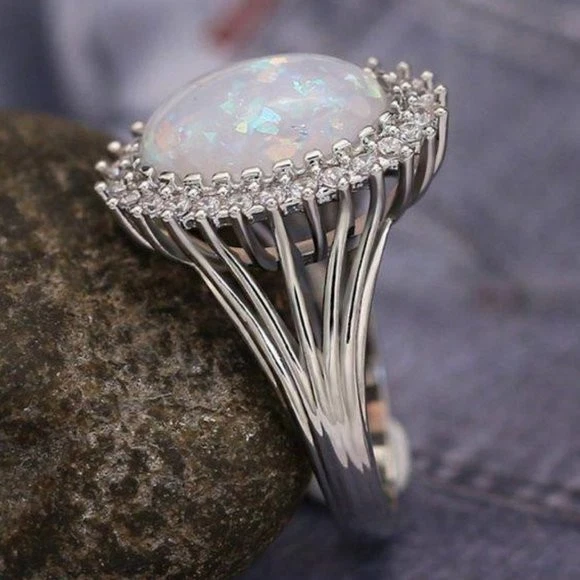 Anillo de compromiso de plata de ley 925 con diamantes de ópalo creados de corte ovalado de 5 quilates Foto 4 de 4