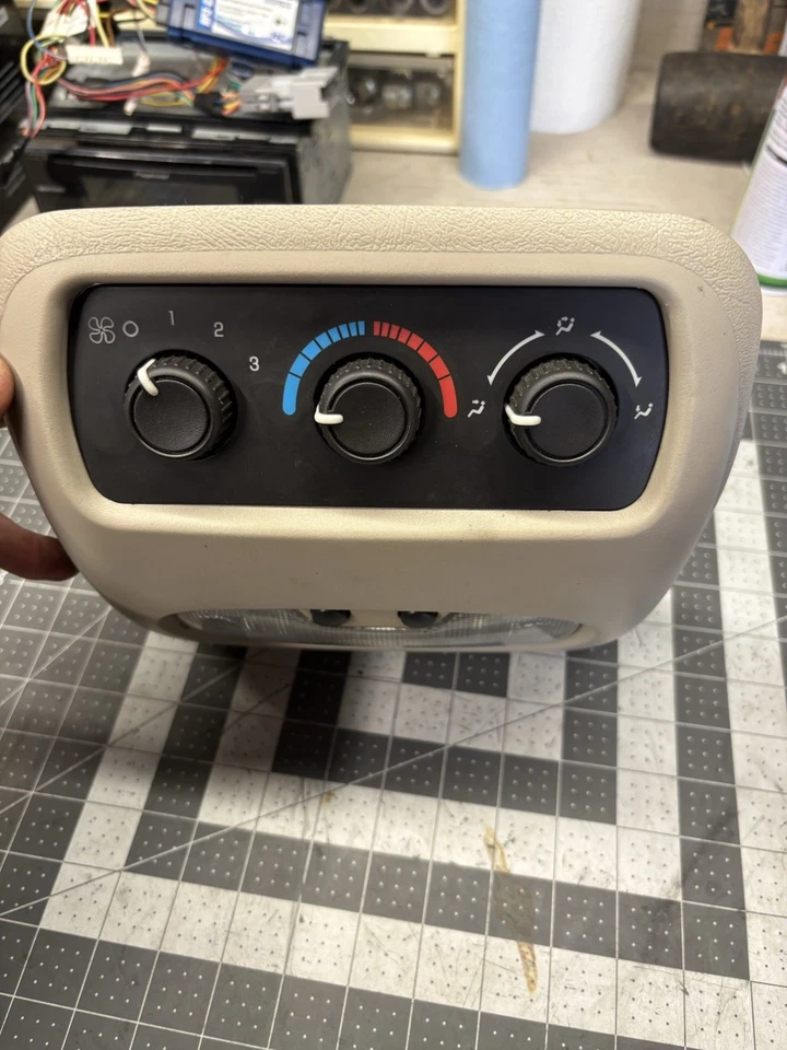 Consola trasera Chevy/GMC 2003-2006 con controles de climatización (Tahoe Suburban Yukon) Foto 2 de 4