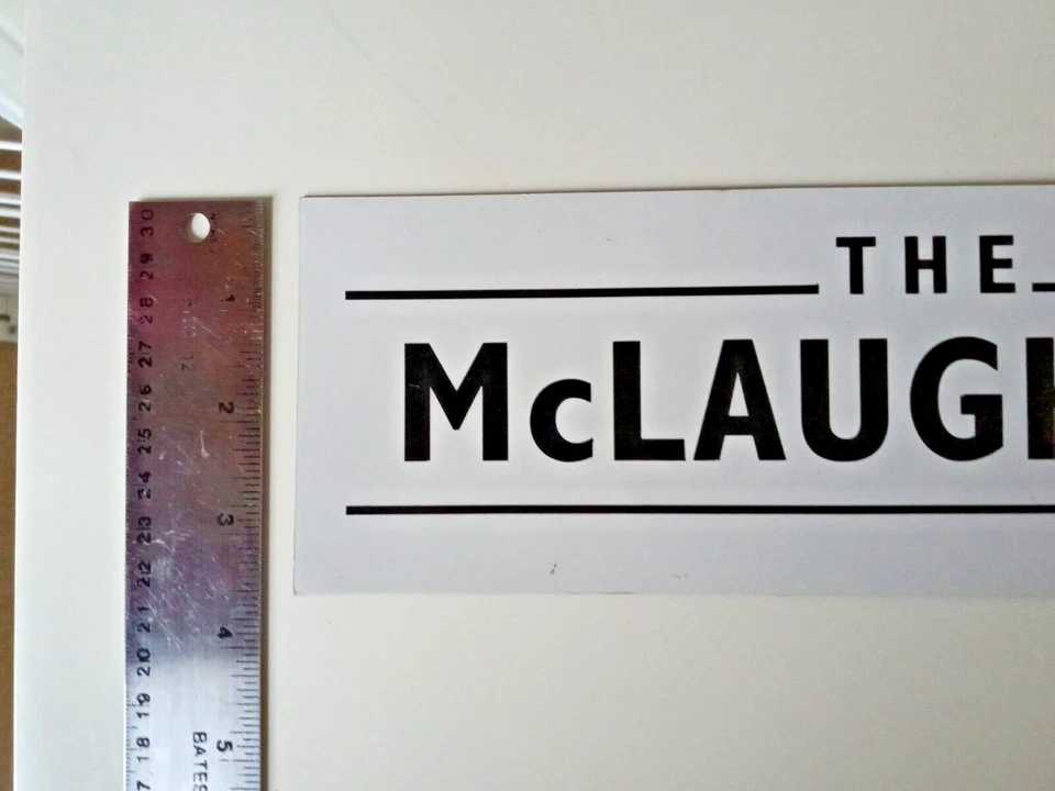 Letrero de placa magnética con nombre McLaughlin: letras negras sobre fondo blanco 11 X 3 pulgadas Foto 3 de 3