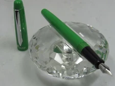 GORGEOUS HIGH QUALITY LIGHT WEIGHT URANUS GREEN FOUNTAIN PEN