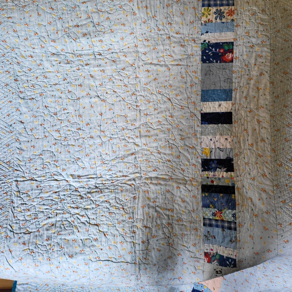  Edredón hecho a mano con tema Caballo Mecedor, colores blanco/azul, formas de diamante. Foto 3 de 3