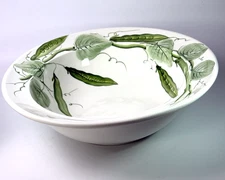 Beautiful Sur La Table Large Rimmed 4 quart Serving bowl with Pea Pod Design