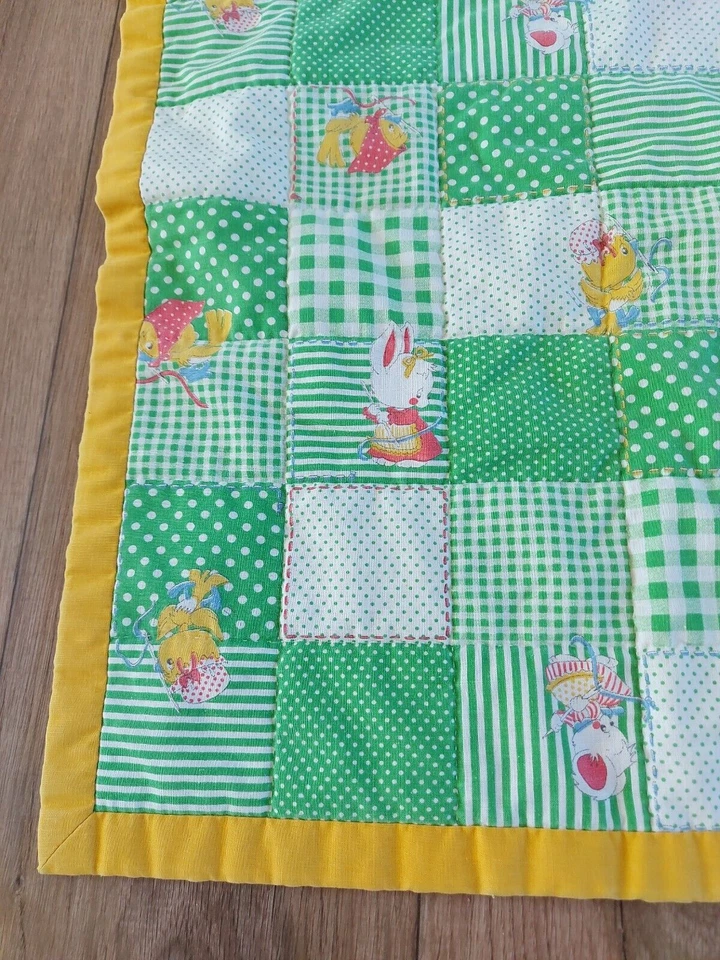 Manta de cuna vintage hecha a mano acolchada cuadrados verde amarillo conejitos patos bebé Foto 2 de 4