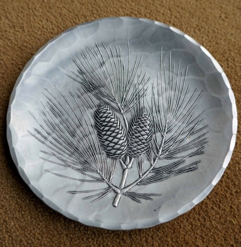 vintage WENDELL AUGUST FORGE pine cones & needles ALUMINIUM 15cm plate - Picture 2 of 5