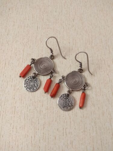 Boucles d'oreilles berbères en argent marocain avec perles de corail anciennes - Photo 1 sur 8