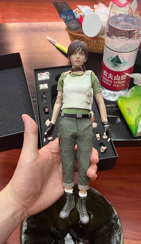 SW Toys FS014 Resident Evil Rebecca Chambers 1/6 Action Figure In Stock NEW - Picture 6 of 6