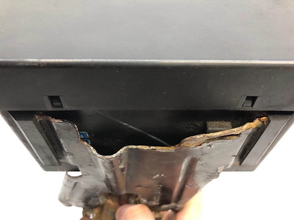 2000 - 2005 Saturn LS2 L Series 3.0L Cooling Fan Control Module 12182148 *Note* - Image 3 of 4