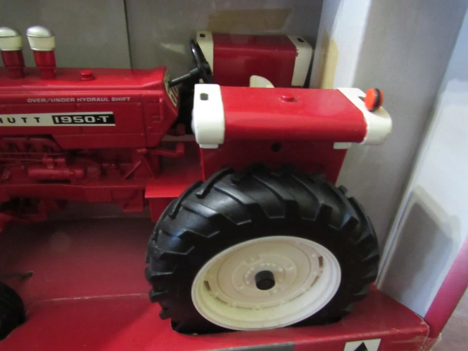 ERTL 1/16 DIE CAST COCKSHUTT 1950T TRACTOR - NIB - NEVER DISPLAYED - Image 4 of 4