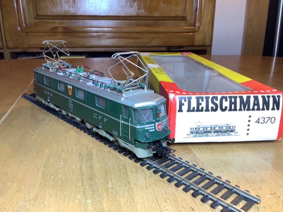 Fleischmann HO 2 Rail DC 4370 SBB Ae6/6 Co-Co Electric Locomotive 11412 - Image 4 of 4