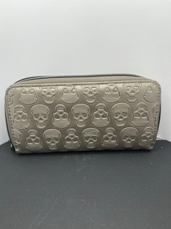 Betsey Johnson Repujado Calavera Cremallera Alrededor Cartera Marrón Bronceado Halloween Gótico Foto 2 de 4