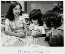 1991 Press Photo Keolo Phichith with Colvin Elementary School students