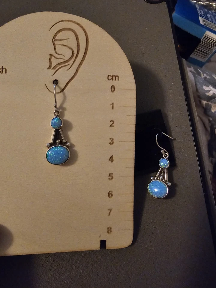 Pendientes colgantes de plata de ley y ópalo diseño perforado. 6 gramos Foto 2 de 3