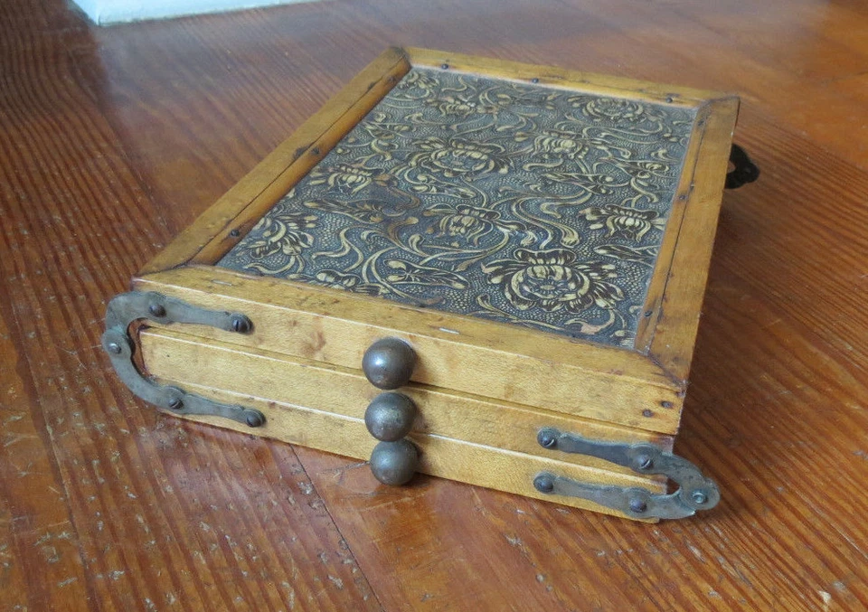 ART NOUVEAU TRIPLE FOLDING OAK FRAME MIRROR BEVELED GLASS with FLOWERS POPPIES - Image 4 of 4