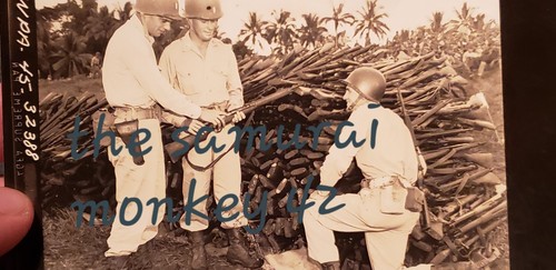 Ww2 original USA JAPANESE PHOTO SOLDIERS CAPTURE PILE OF RIFLES NEXT TO JAP SOLD