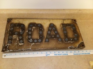 Insegna stradale vintage originale in metallo illuminata PMP Co 1958