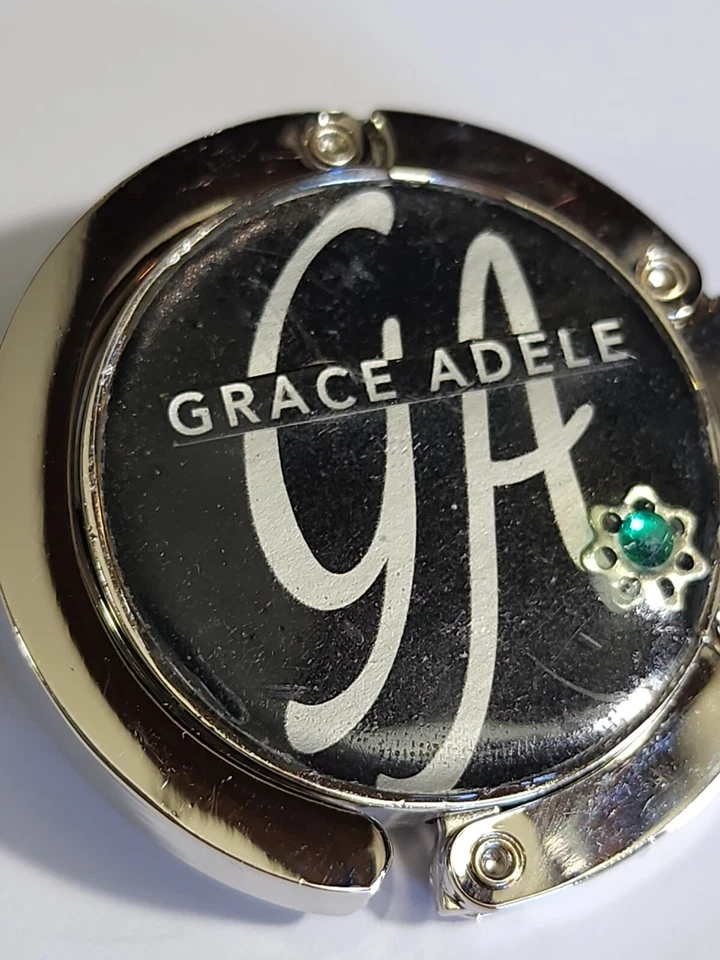 Gancho para monedero Grace Adele para mesas línea descontinuada de monederos y accesorios Foto 4 de 4