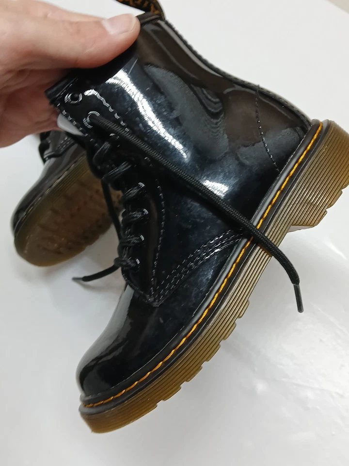 Botas de combate infantis Dr. Martens couro preto com cadarço tamanho 12w - solas saltitantes - Imagem 3 de 4