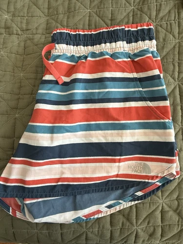 Pantaloncini donna. Marca The North Face. Taglia L.