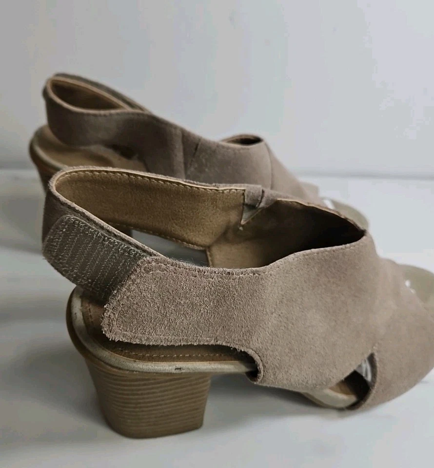 Sandalia Reaction Kenneth Cole Beige Gamuza 3" Tacones Bloque Tirantes 7.5M Foto 4 de 4