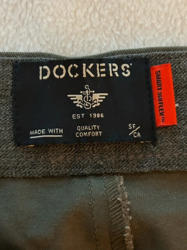 Caquis elásticos Dockers para hombre verde oscuro calce ajustado día de trabajo, talla 36W x 32L Foto 3 de 4