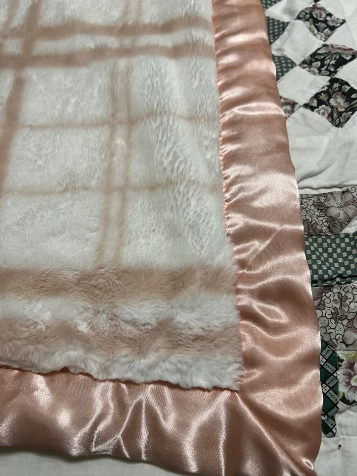 Manta Minky Blanco Rosa Satinado Sherpa Lovey Usada en Excelente Condición Foto 4 de 4