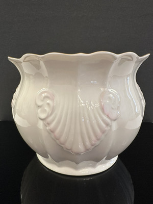 Vintage Irish Belleek ''Georgian Shell'' Cache Pot / Planter