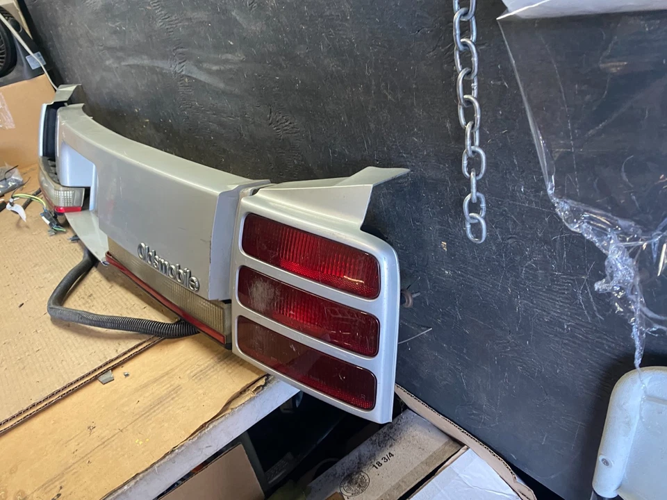 Отделочная панель заднего кузова Oldsmobile Cutlass 1989–1991 годов выпуска отделка багажника S3348 DG - Изображение 2 из 4