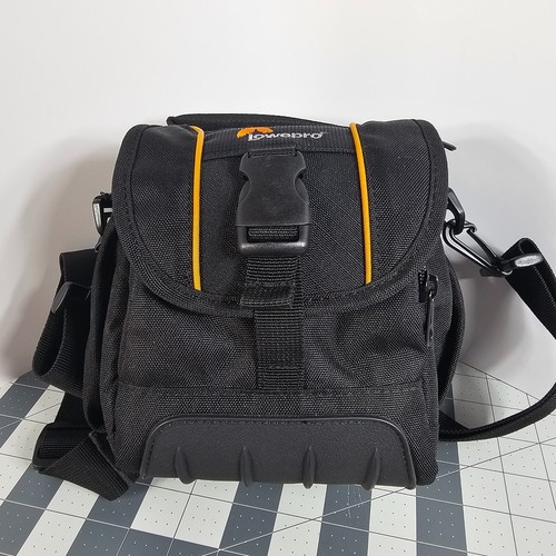 Lowepro Adventura SH 120R II Camera Carrying Bag Compatible with DSLR Camera - Picture 6 of 9