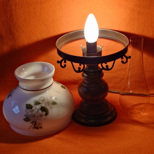 Landhaus-Stil Tischlampe (Art Petroleumlampe) mit weißem Lampenschirm aus Glas - Bild 4 von 10