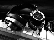 Master & Dynamic MH40 Wired Headphone Limited Edition Rolling Stones Headset