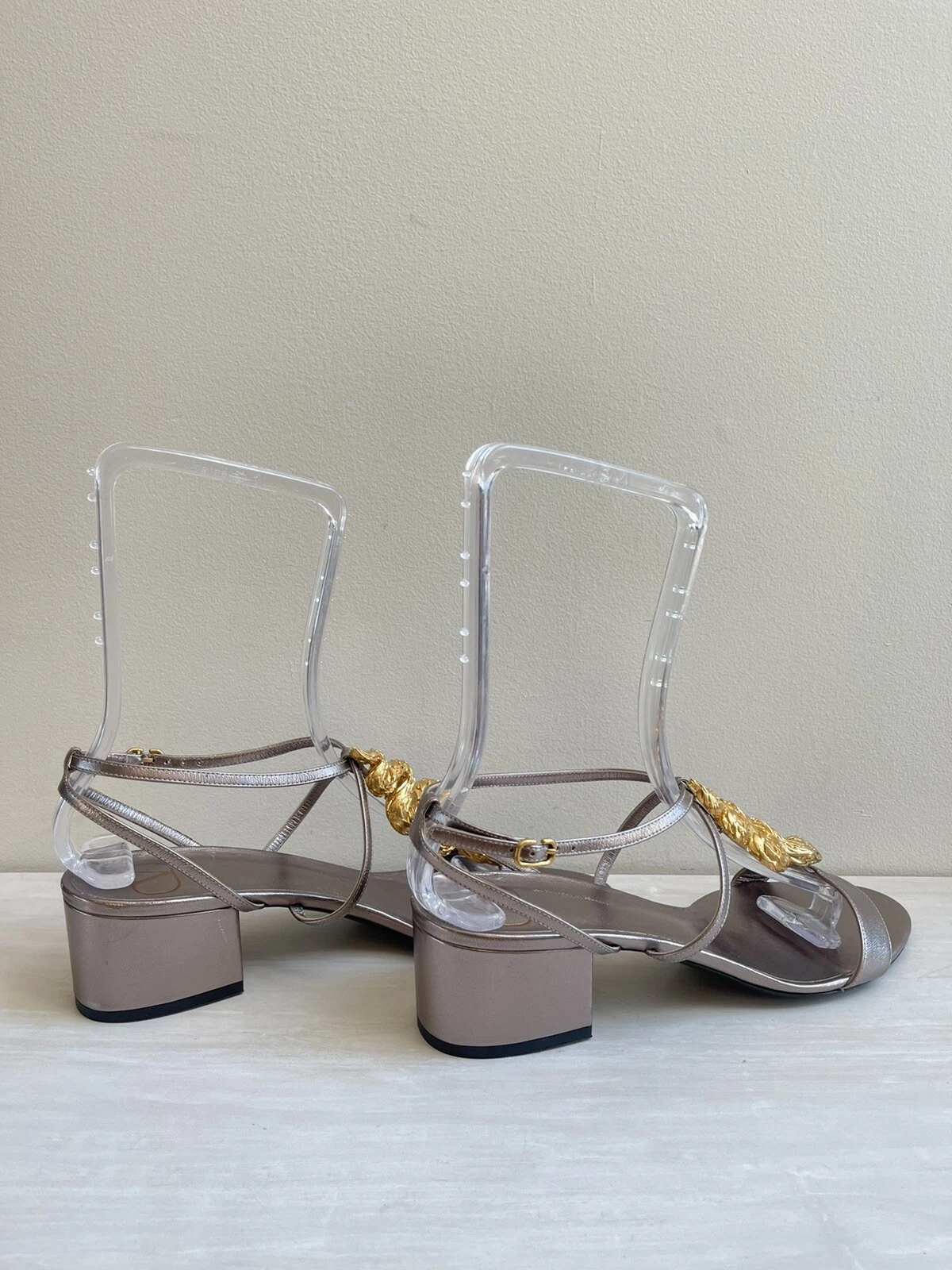 Valentino Garavani Sandali con tacco a blocco serpente in pelle argento bronzo 40