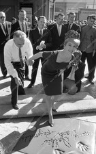 8b03-060 Debbie Reynolds puts hands feet in cement Chinese Theatre 8b03-060 8b03