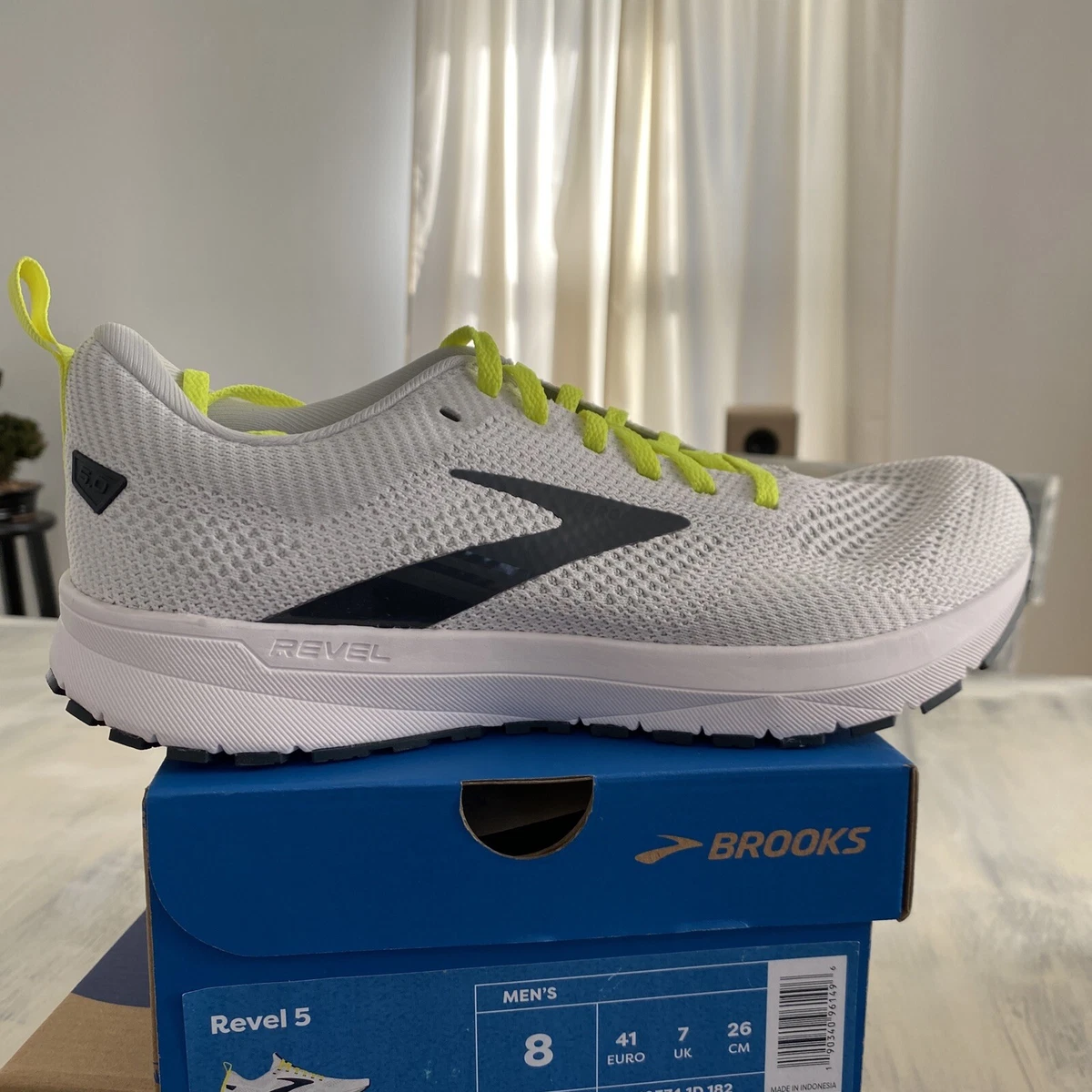 Size 8 Brooks Revel 5 White