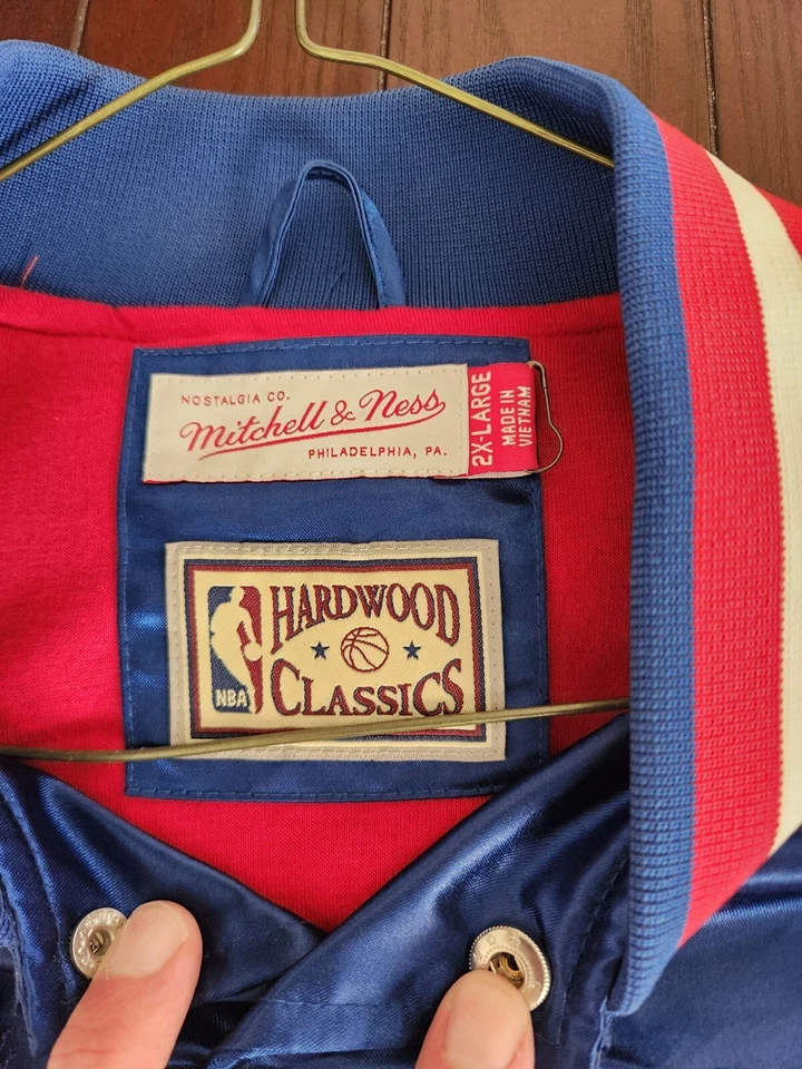 Chaqueta de satén Mitchell And Ness XXL Mitchell And Ness de los años 70 azul real Detroit Pistons para hombre Foto 2 de 4