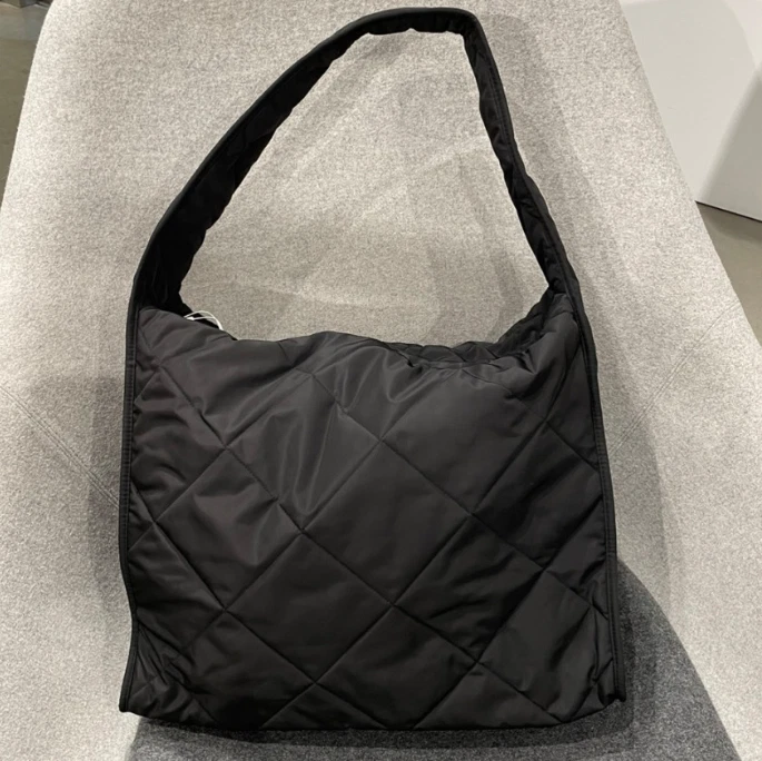 通販専売 【COS】 Quilted Oversized Shoulder Bag : Black