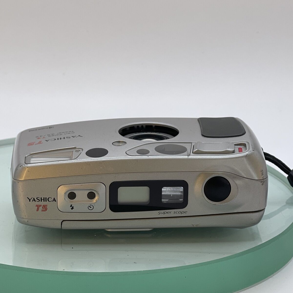 Yashica T5 Carl Zeiss T* Tessar 35mm f/3.5 Kyocera Compact Yashica T5 Carl Zeiss T* Tessar 35mm f/3.5 Kyocera Compact