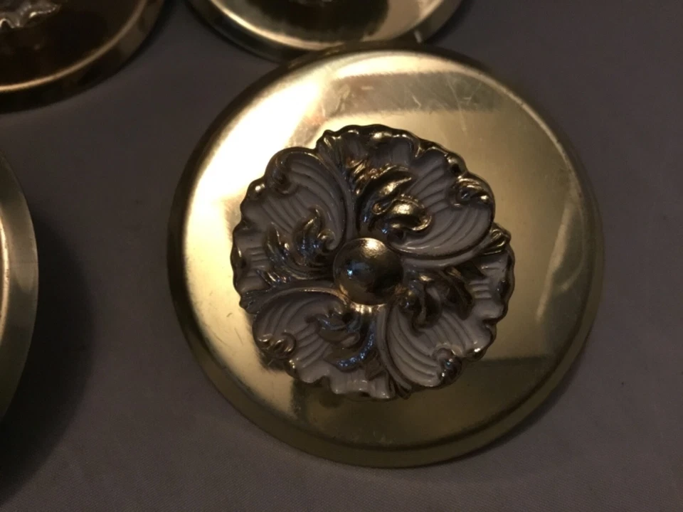 Juego de 4 perillas de cajón vintage de mediados de siglo con placa posterior de latón, perilla antiq blanca #269 Foto 4 de 4