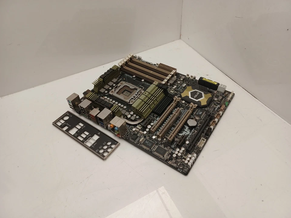 ASUS SABERTOOTH X58 Socket LGA1366 DDR3 PCI-E Motherboard With I/O Shield - Image 2 of 4