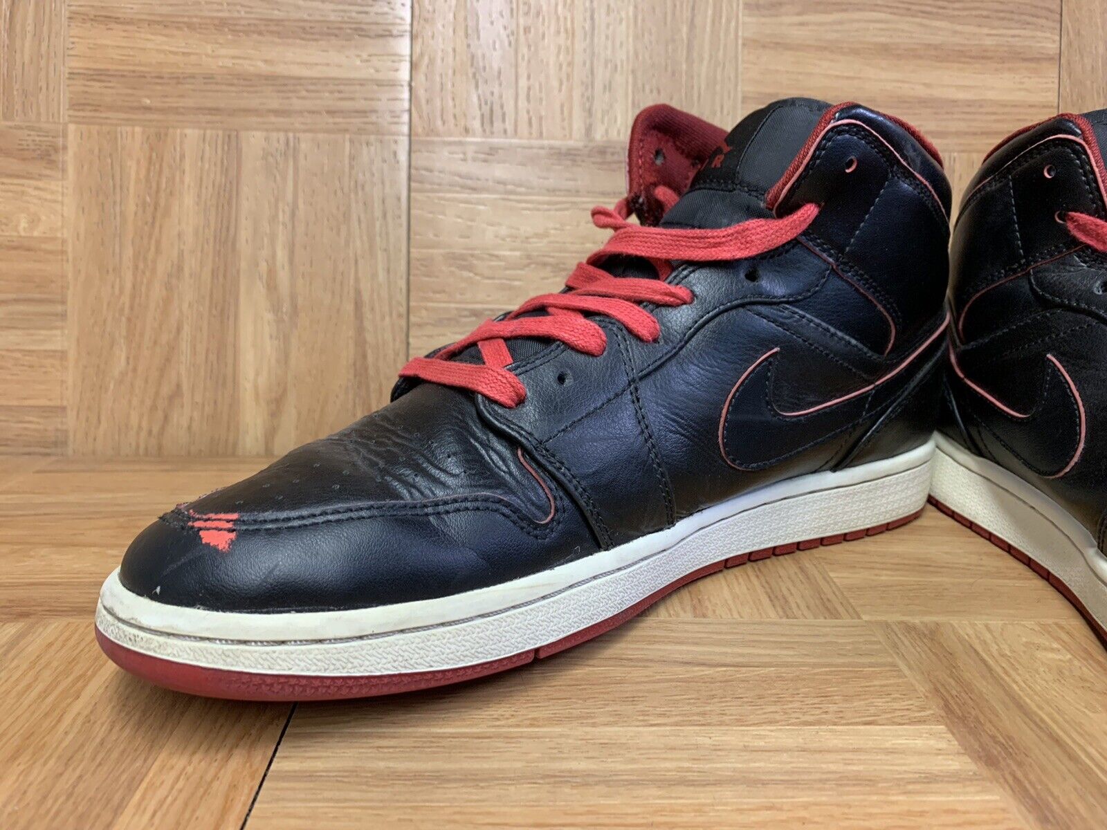RARE🔥 Nike Air Jordan 1 Retro Mid Black Red White Shoes 554724-028 Sz 11  Worn