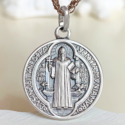 Médaille De Saint Benoît Pendentif En Argent Sterling S925 - Design Français, Finition Sombre - Collier Rond Avec Chaîne - Neuf Avec étiquettes