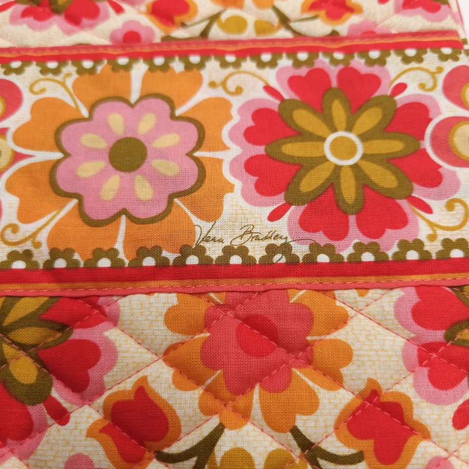 Capa macia para laptop Vera Bradley 14" x 11" rosa floral com zíper ao redor do iPad  - Imagem 3 de 4