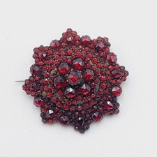 Antike Brosche mit Böhmischen Granat  Tombak Floral Ø 3,6 cm Granatbrosche