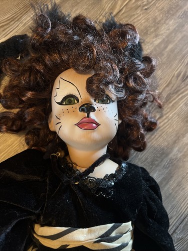 Beautiful Porcelain Mama Cat Doll Limited Edition Signed by Denise McMillan 2004 - Picture 6 of 9