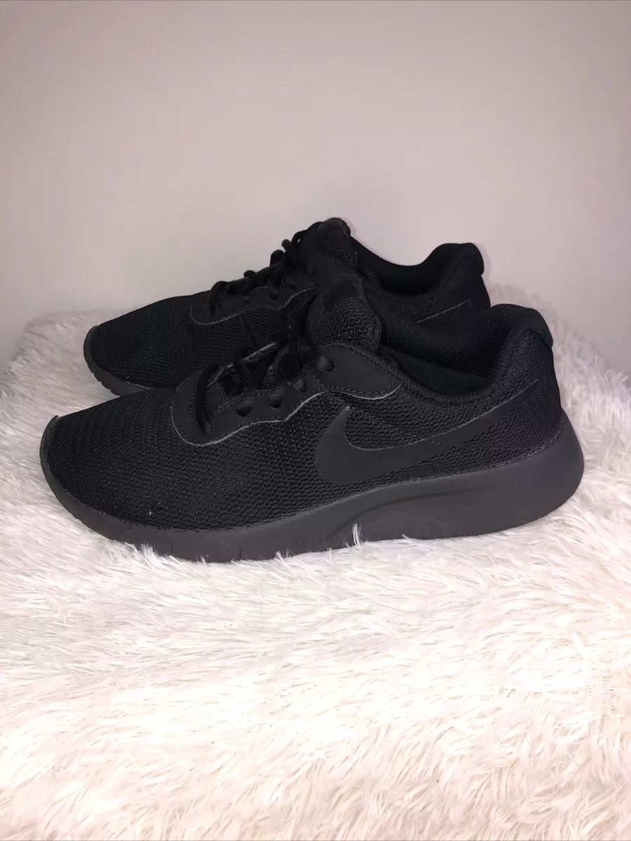 black nike tanjun shoes