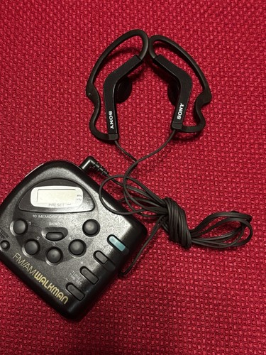 TESTATO! Sony Walkman Radio FM/AM con clip da cintura SRF-M32 con cuffie Sony - Foto 12 di 12